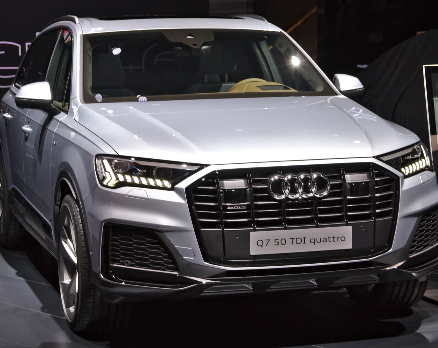 Audi Q7 — най-голямата кола в автопарка, седем места